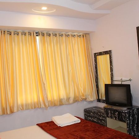 Hotel Kum Kum Adalaj Bagian luar foto