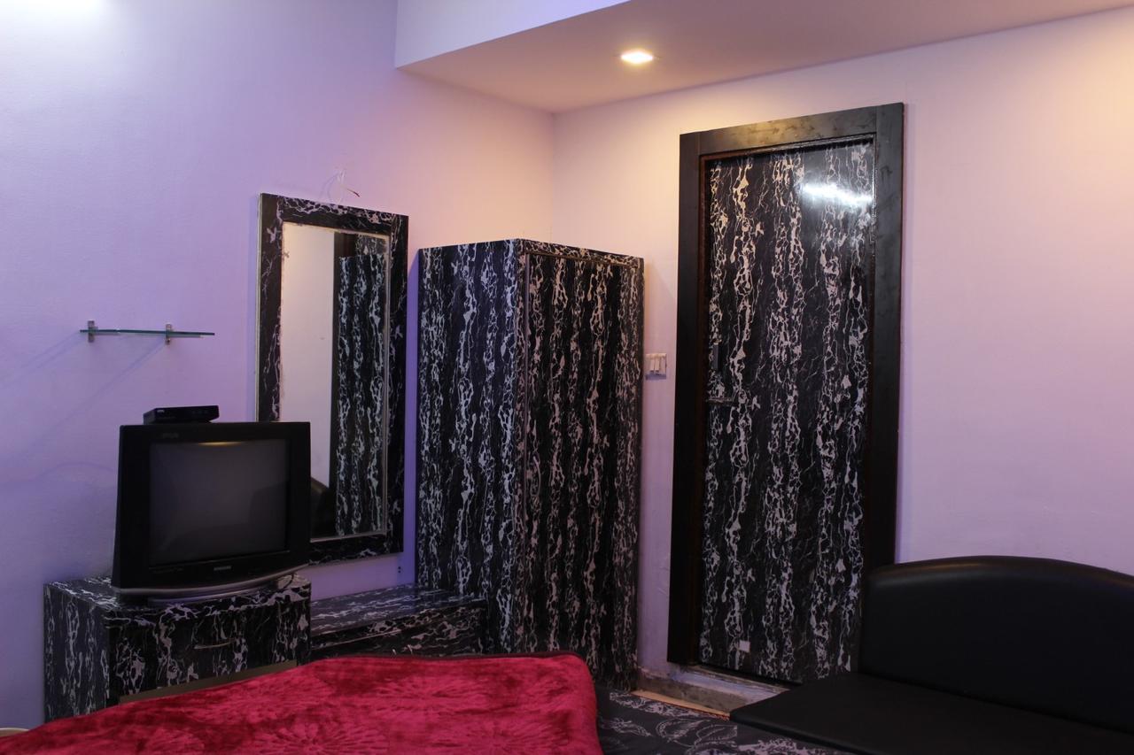 Hotel Kum Kum Adalaj Bagian luar foto