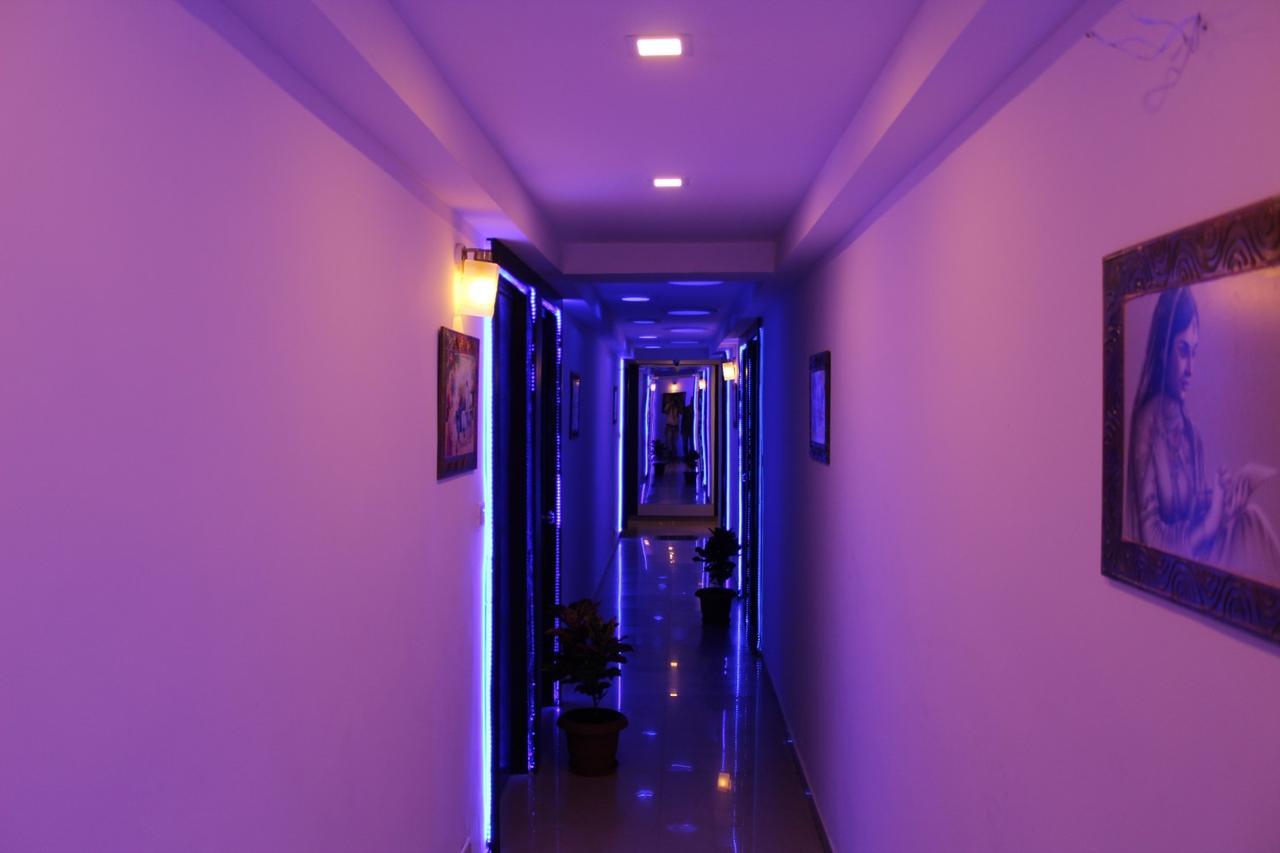 Hotel Kum Kum Adalaj Bagian luar foto