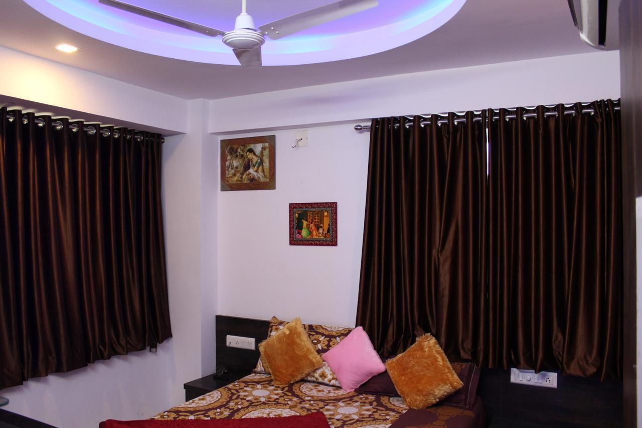 Hotel Kum Kum Adalaj Bagian luar foto
