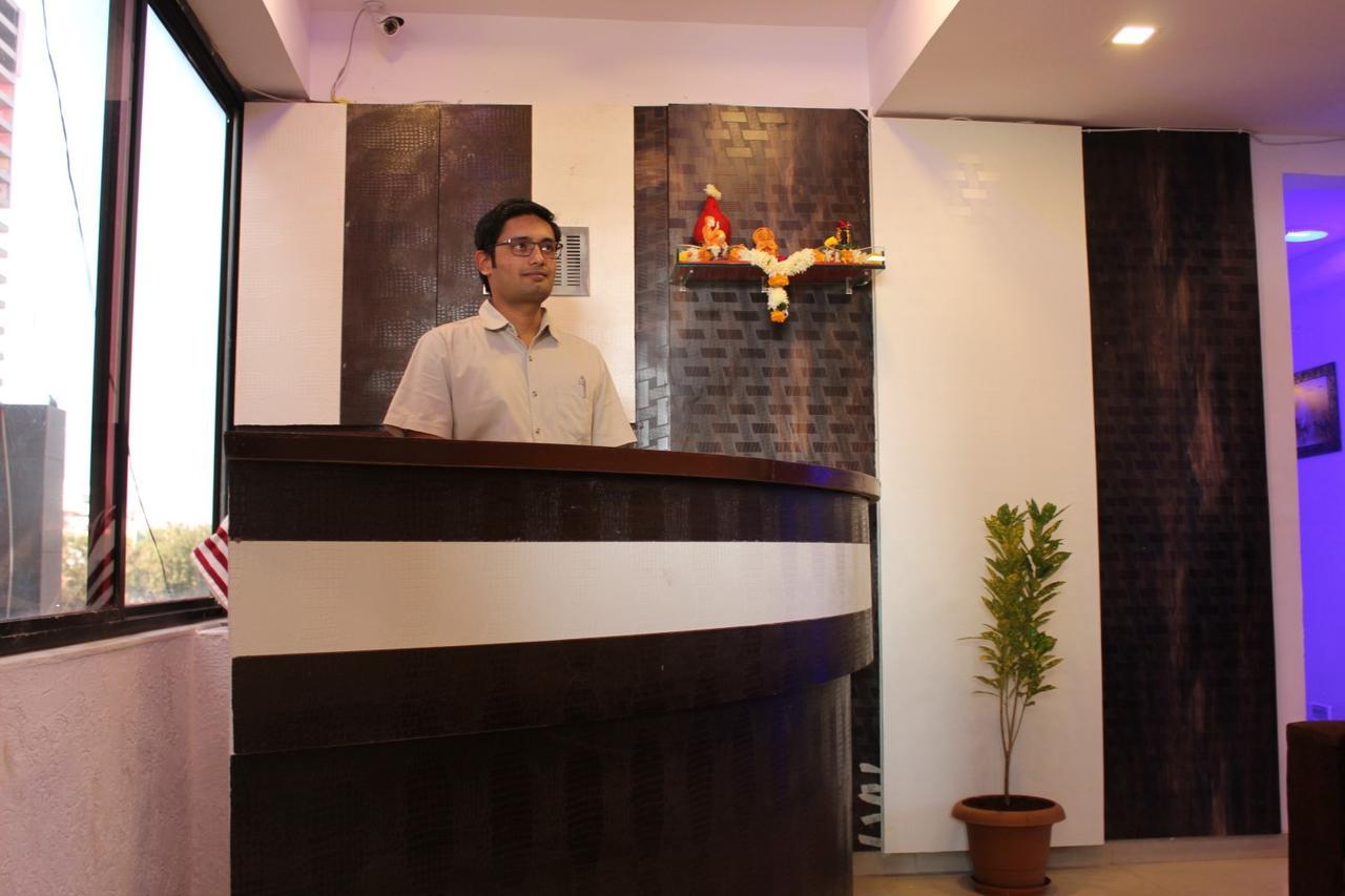 Hotel Kum Kum Adalaj Bagian luar foto