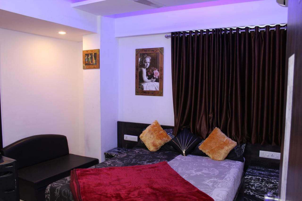 Hotel Kum Kum Adalaj Bagian luar foto