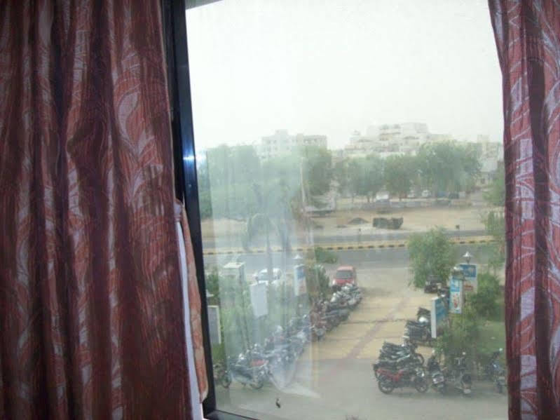 Hotel Kum Kum Adalaj Bagian luar foto