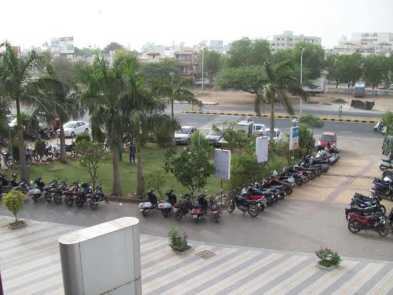 Hotel Kum Kum Adalaj Bagian luar foto
