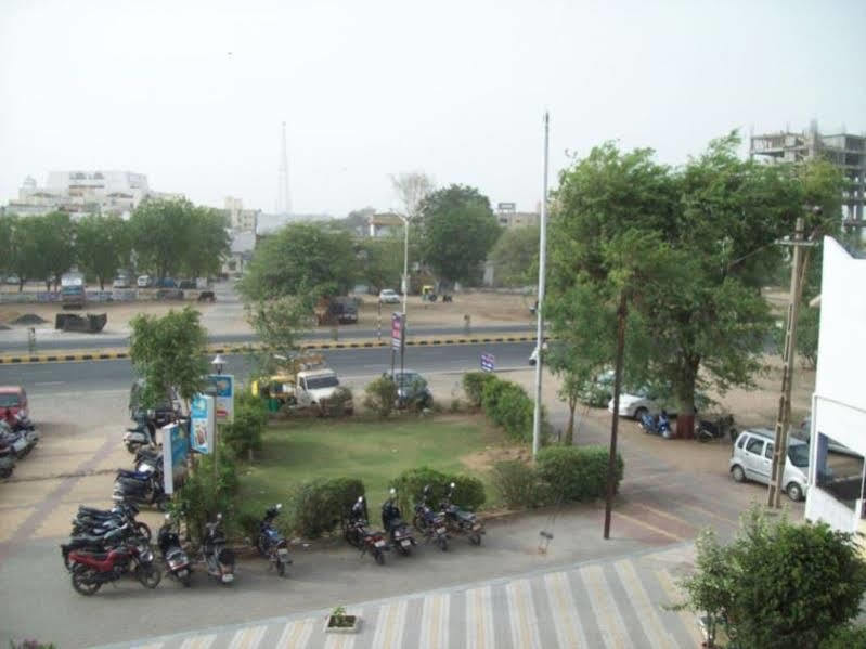 Hotel Kum Kum Adalaj Bagian luar foto