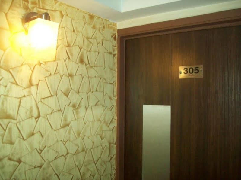Hotel Kum Kum Adalaj Bagian luar foto