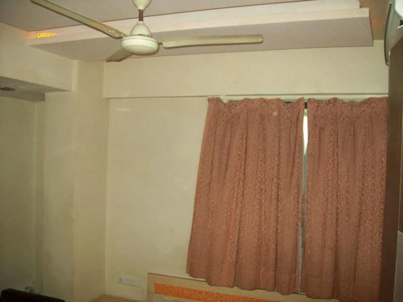 Hotel Kum Kum Adalaj Bagian luar foto
