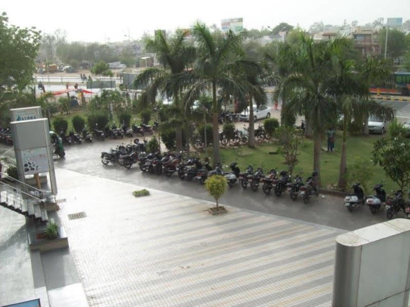 Hotel Kum Kum Adalaj Bagian luar foto